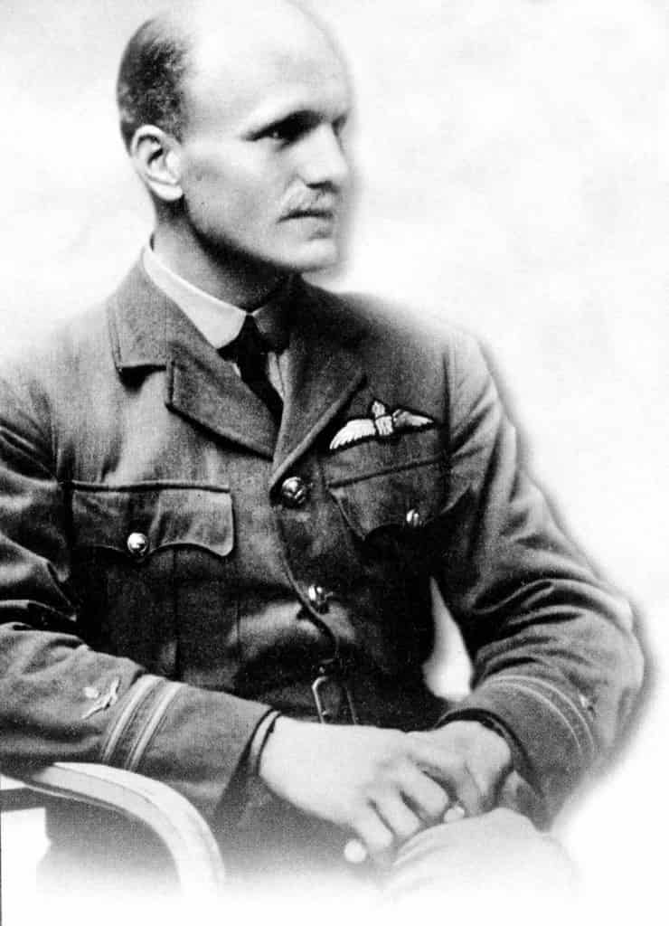 Создатель самолета Бристоль «Скаут» Фрэнк Баруэлл в форме офицера Королевского летного корпуса Великобритании